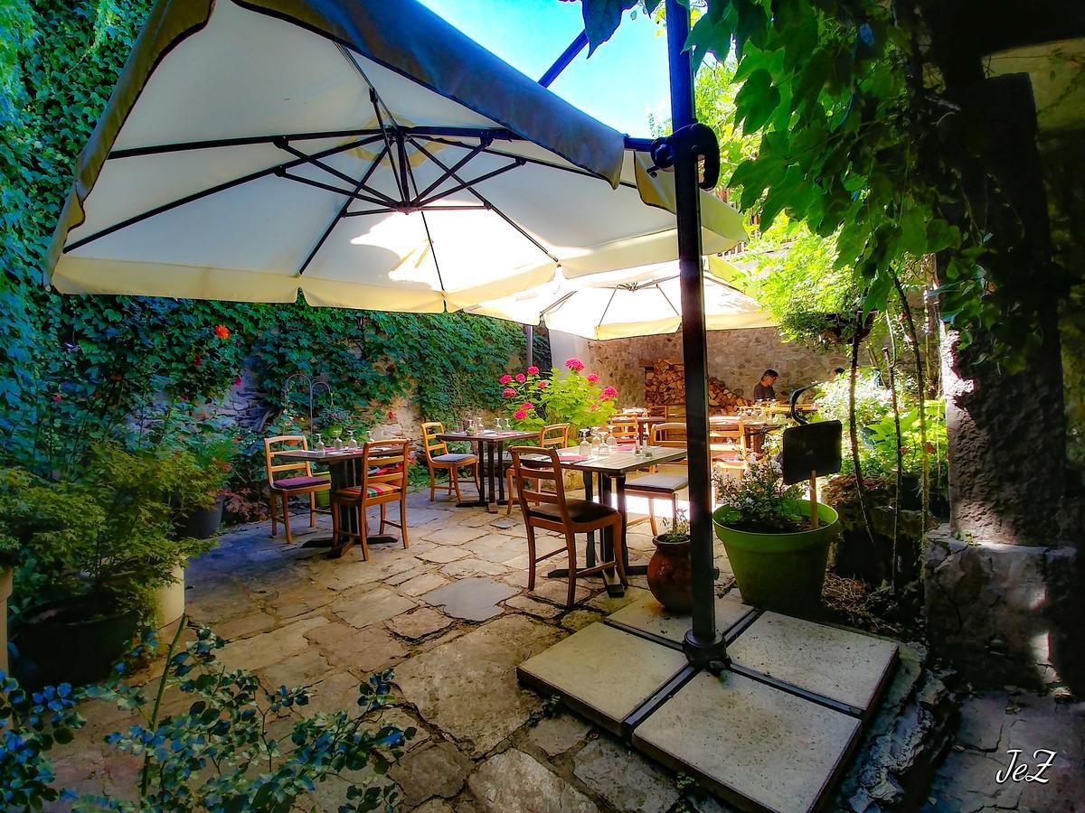 Les Tables De La Fontaine Hotel Florac Esterno foto